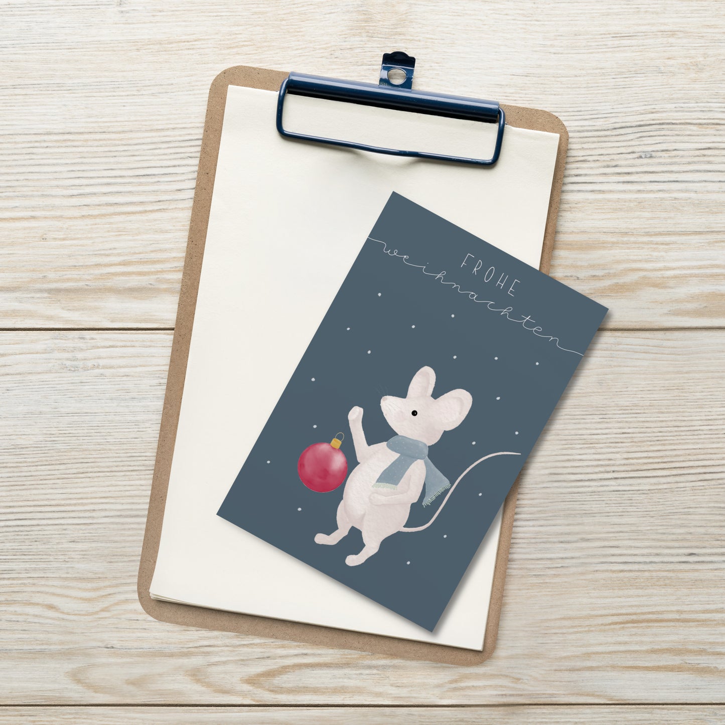 Postkarte "Maus mit Christbaumkugel"