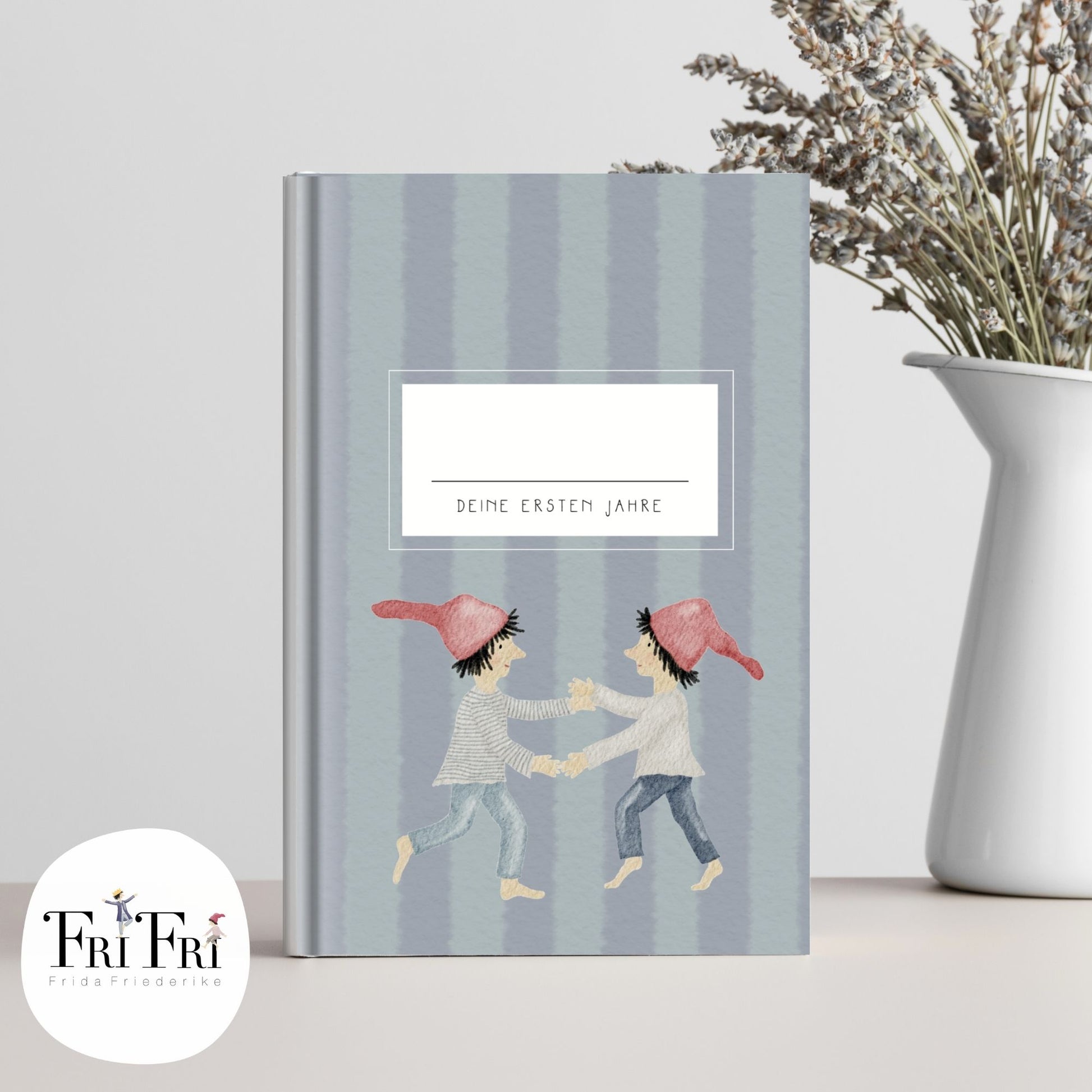 Handillustriertes Baby Erinnerungsbuch im Zwergendesign – Aquarell Hardcover Babyalbum 0–3 Jahre als Geschenk zur Geburt oder Taufe