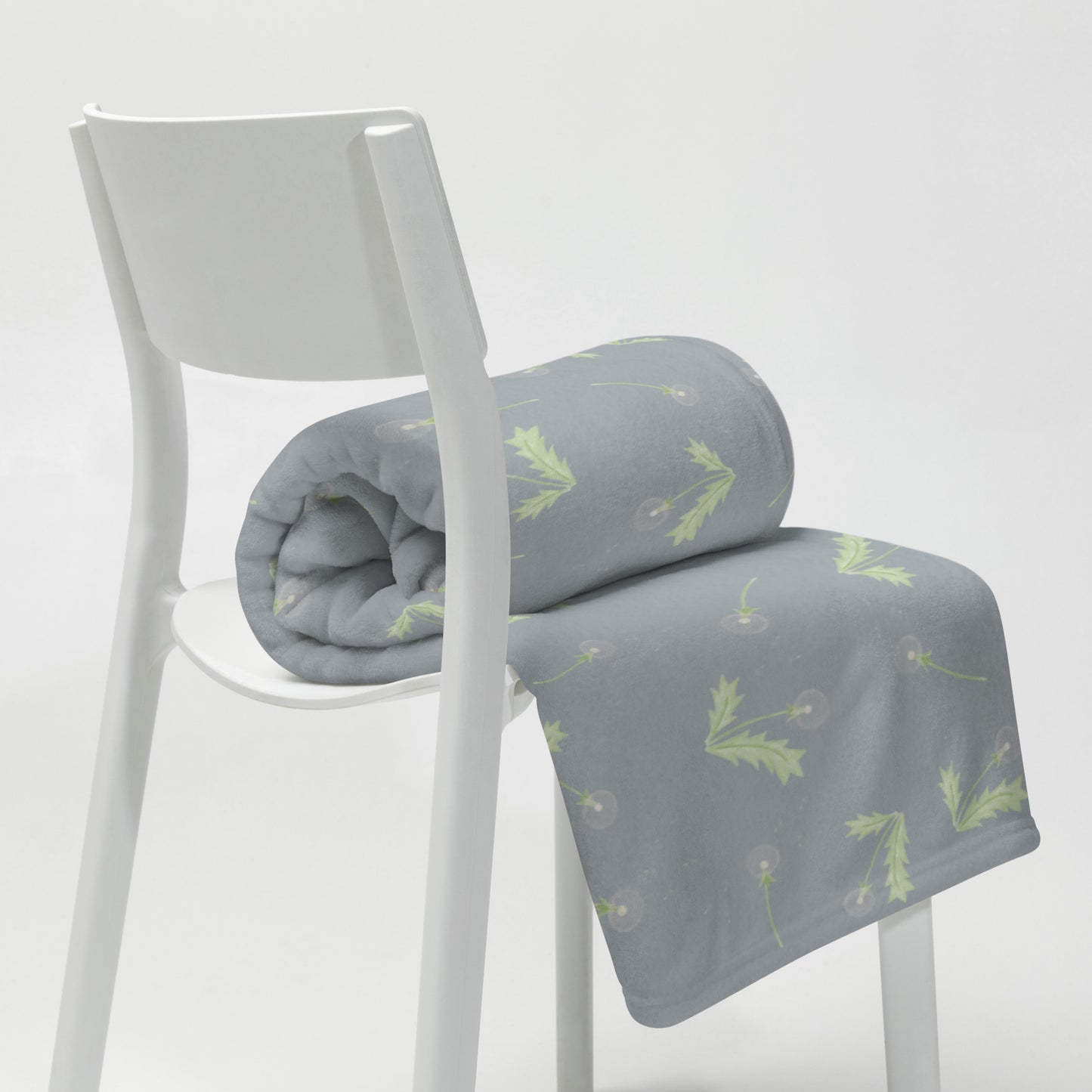 Kuscheldecke Pusteblumen Design auf Stuhl
