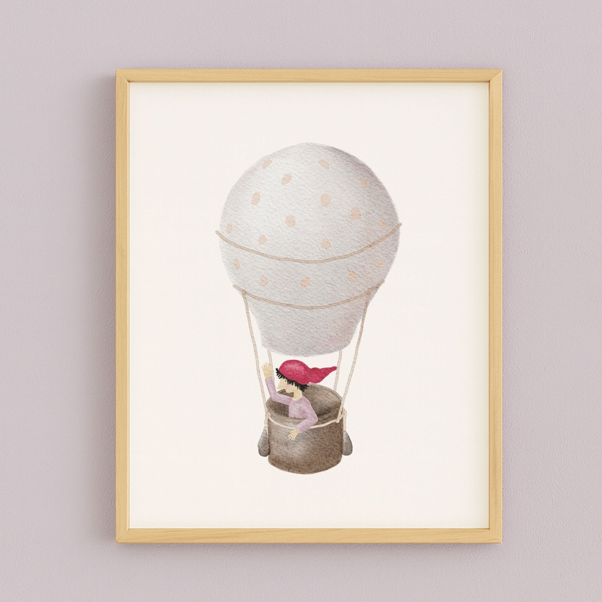 Gerahmtes Poster Zwerg auf Ballonfahrt für Babyzimmer und Kinderzimmer