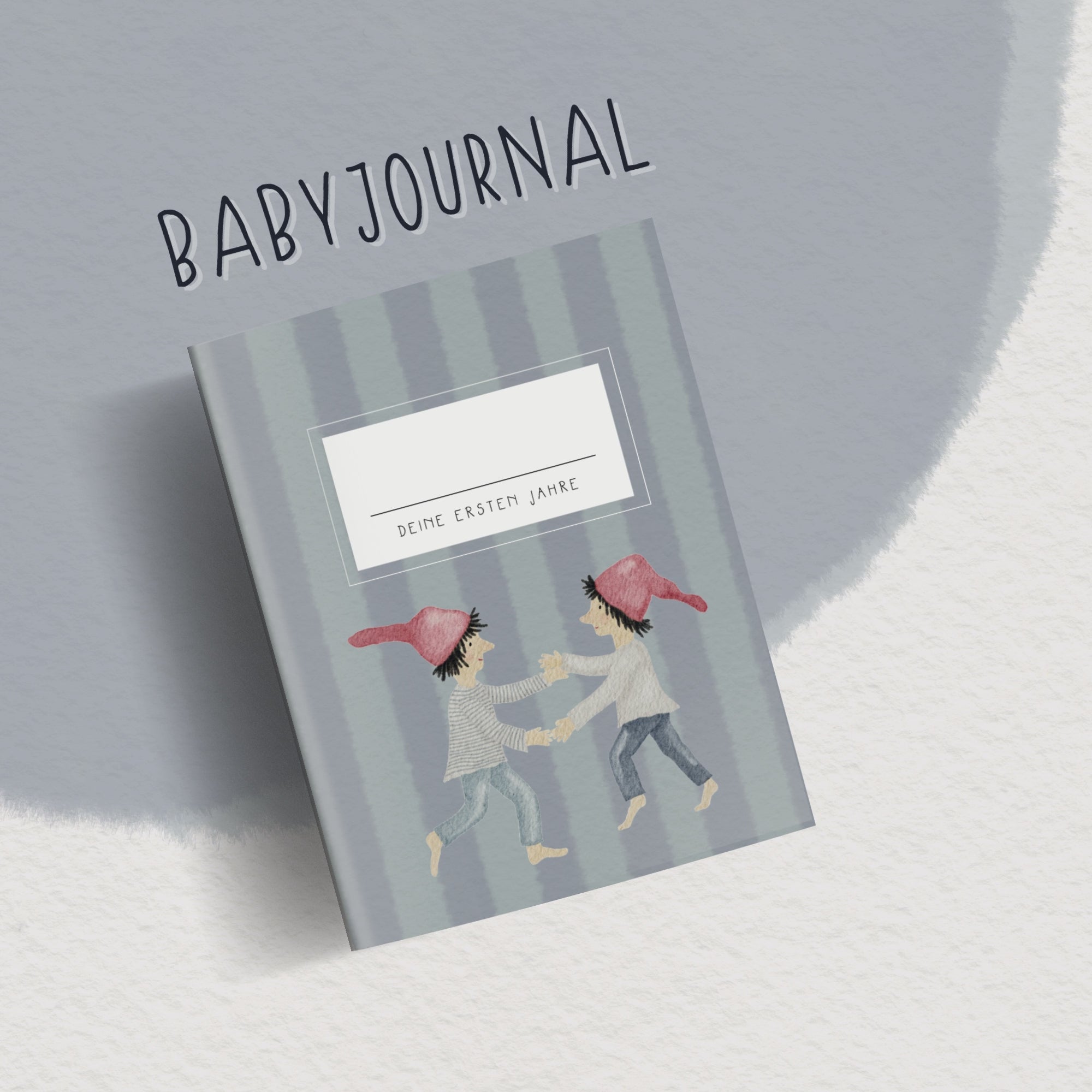 Handillustriertes Baby Erinnerungsbuch im Zwergendesign – Aquarell Hardcover Babyalbum 0–3 Jahre als Geschenk zur Geburt oder Taufe